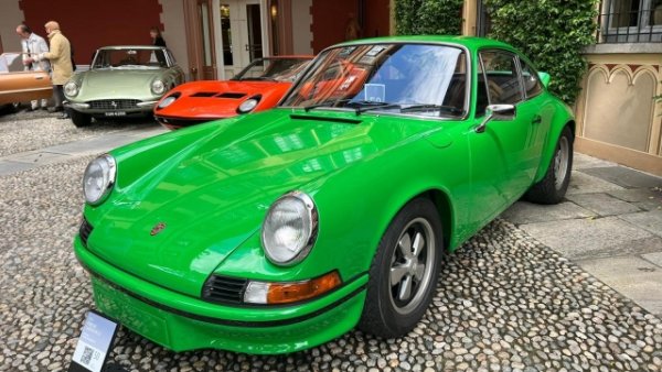 Carrera RS от 1972 г. е първият от поредицата и се ражда като специализирана и олекотена основа за разработване на състезателни версии от група 4 и група 3. Екземплярът, изложен на езерото Комо, е един от само двата (общо 1580-те произведени коли), боядисани във Viper Green. Със своя прочут 6-цилиндров боксерен двигател, благодарение на 210 к.с. и максимална скорост от над 245 км/ч, този ексемпляр е един от най-бързите немски автомобили от 70-те години.